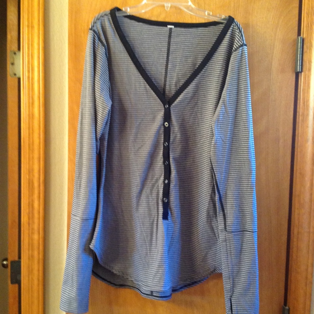 Lululemon black and grey top w/thumb holes